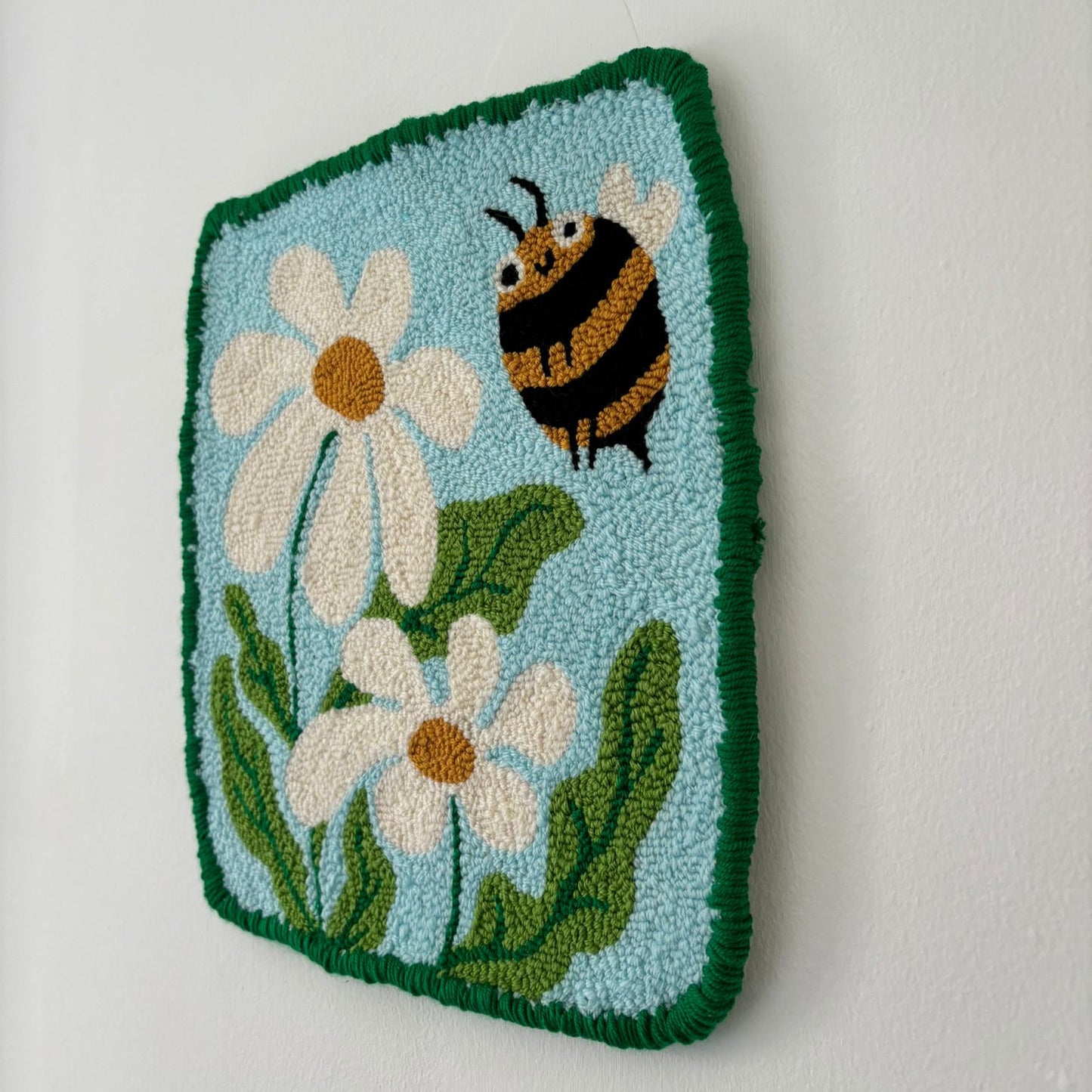 General Katya | איור סרוג פרח ודבורה