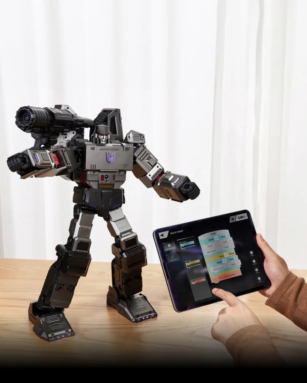 Megatron G1 - Robosen - Yuka Monsters