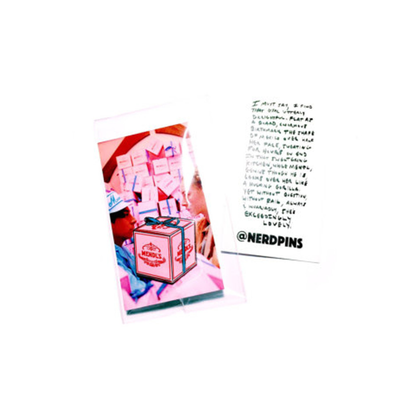 סיכה | ווס אנדרסון ועוגה שבורחים איתה מהכלא - Mendl's Pink Bakery Box